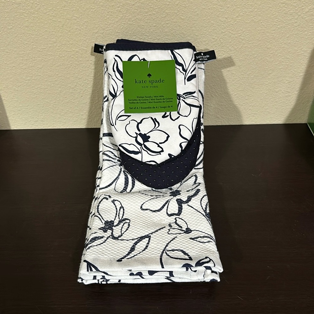 NWT Kate Spade mini oven mitt and towel set